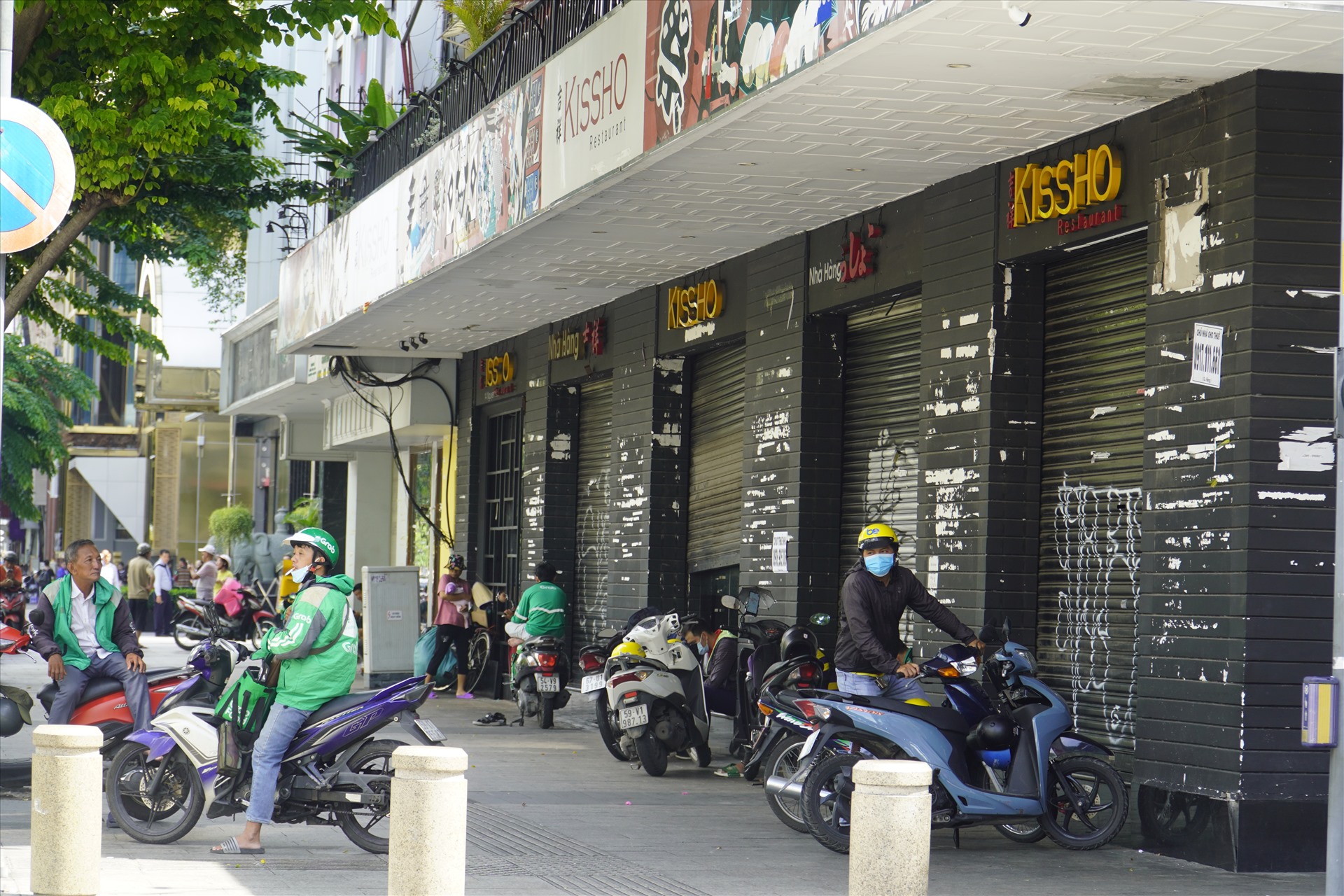 Nhiều mặt tiền liên tiếp nằm trên phố đi bộ Nguyễn Huệ dán kín bảng cho thuê kèm số điện thoại, có nhiều căn số đã phai mờ thông tin.