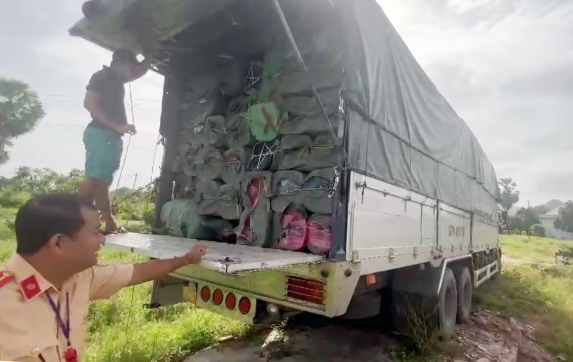 Lực lượng liên ngành chống buôn lậu tỉnh An Giang bắt xe tải chở hàng nhãn mác Thái Lan không hóa đơn, chứng từ... Ảnh: Vũ Tiến
