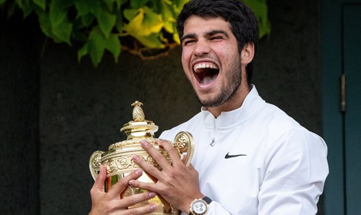 Carlos Alcaraz rạng rỡ với chiếc cúp vô địch Wimbledon 2023. Ảnh: Wimbledon