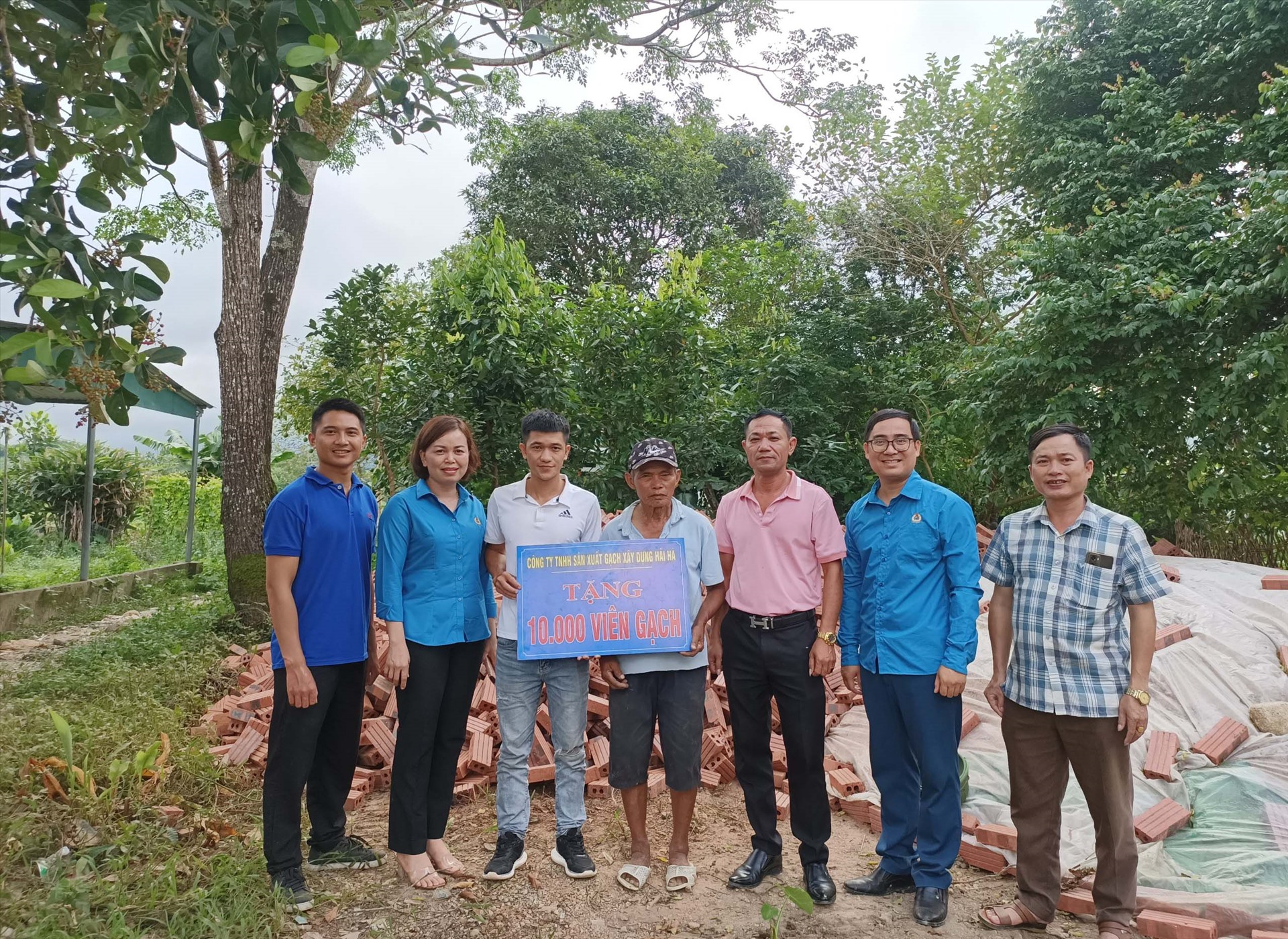 LĐLĐ huyện Hải Hà trao 10.000 viên gạch cho hộ gia đình khó khăn. Ảnh: LĐLĐ huyện Hải Hà
