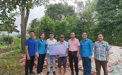 LĐLĐ huyện Hải Hà trao 10.000 viên gạch cho hộ gia đình khó khăn. Ảnh: LĐLĐ huyện Hải Hà