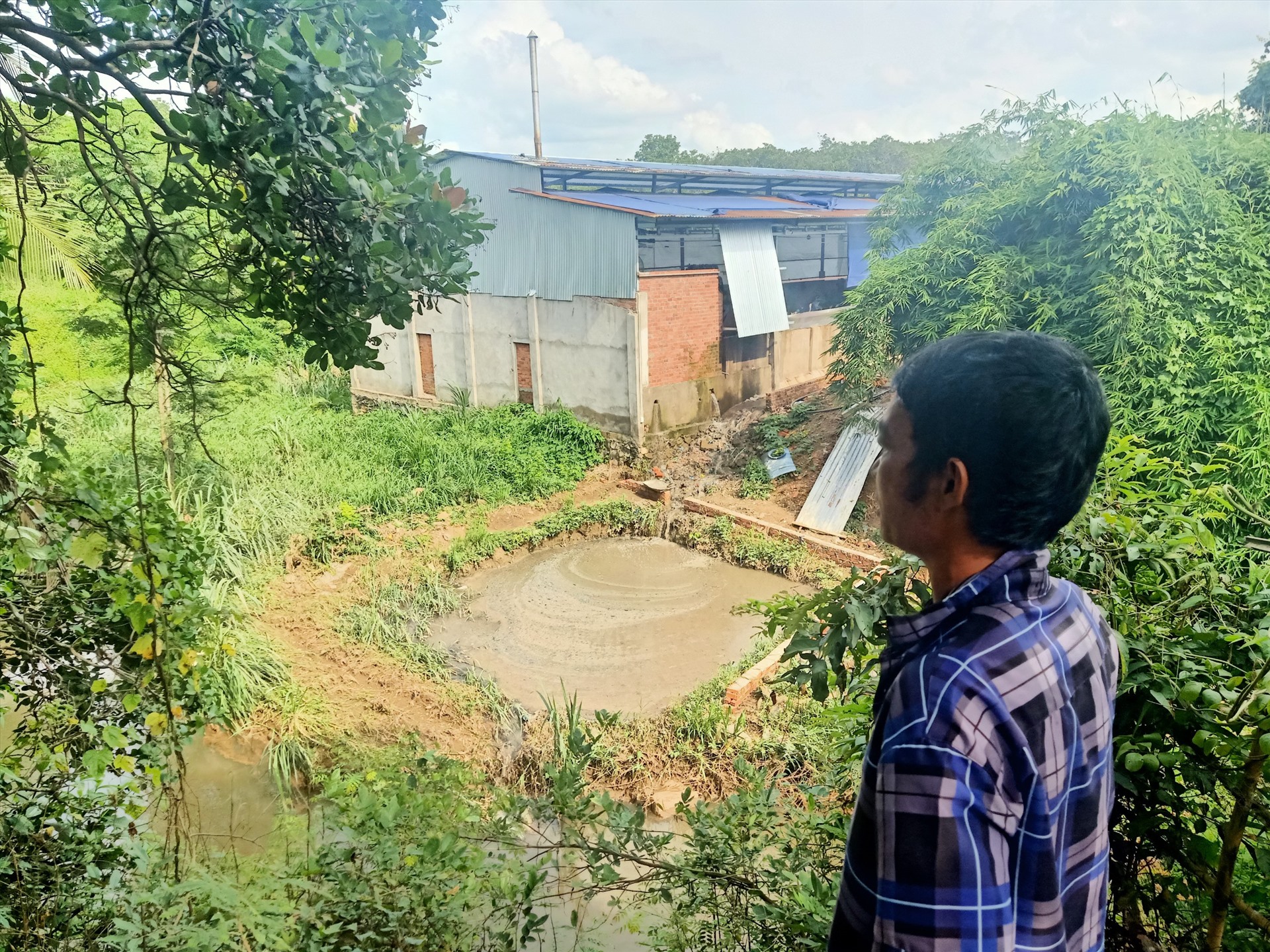 Xưởng sản xuất hạt nhựa trái phép xả nước bẩn ra suối, phát tán mùi hôi thối... gây ô nhiễm cả khu dân cư. Ảnh: Tiến Thoại