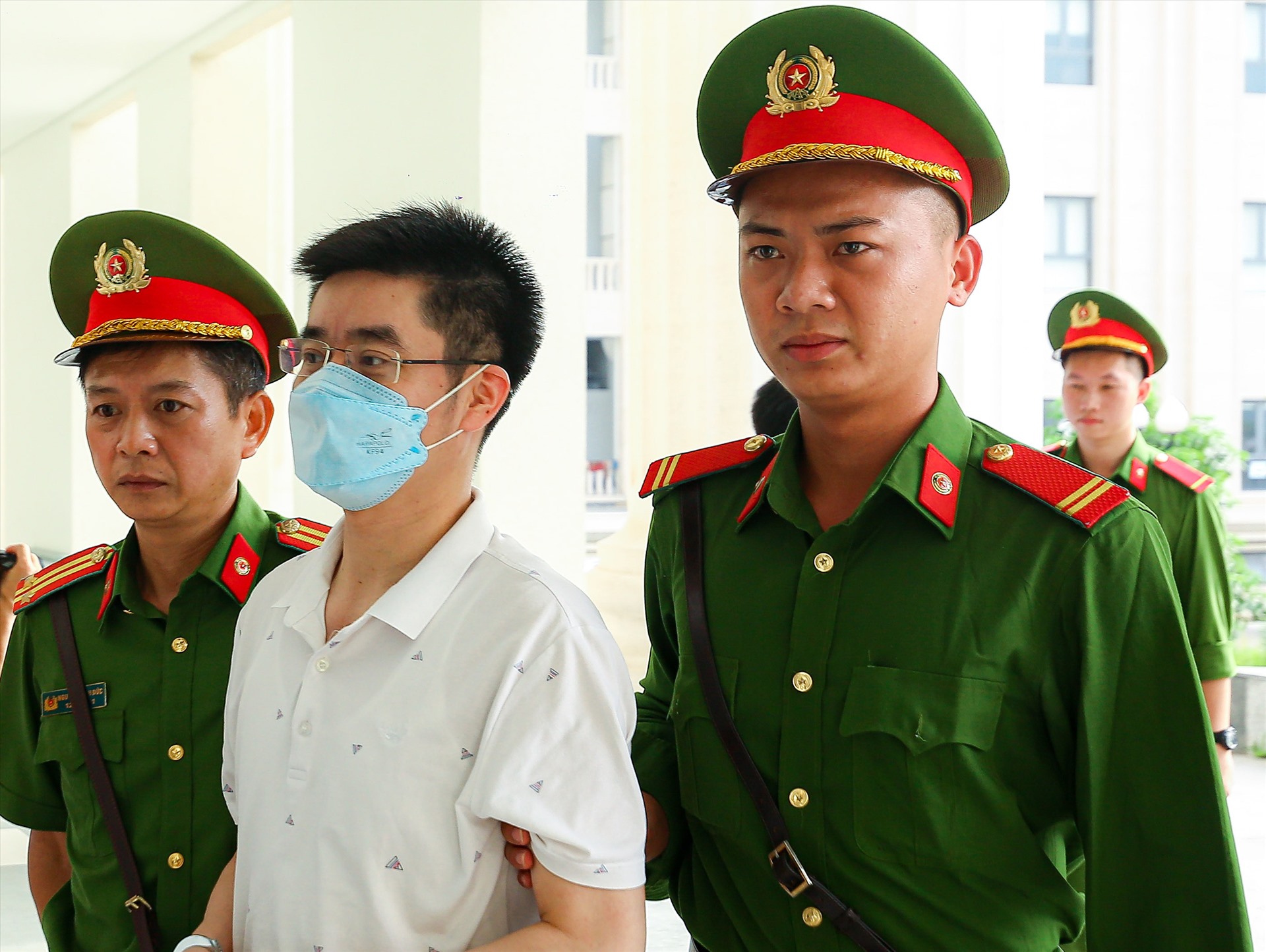 Cựu trưởng phòng 5, Cơ quan An ninh điều tra - Hoàng Văn Hưng bị dẫn giải vào phòng xét xử sáng 17.7. Ảnh: Quang Việt