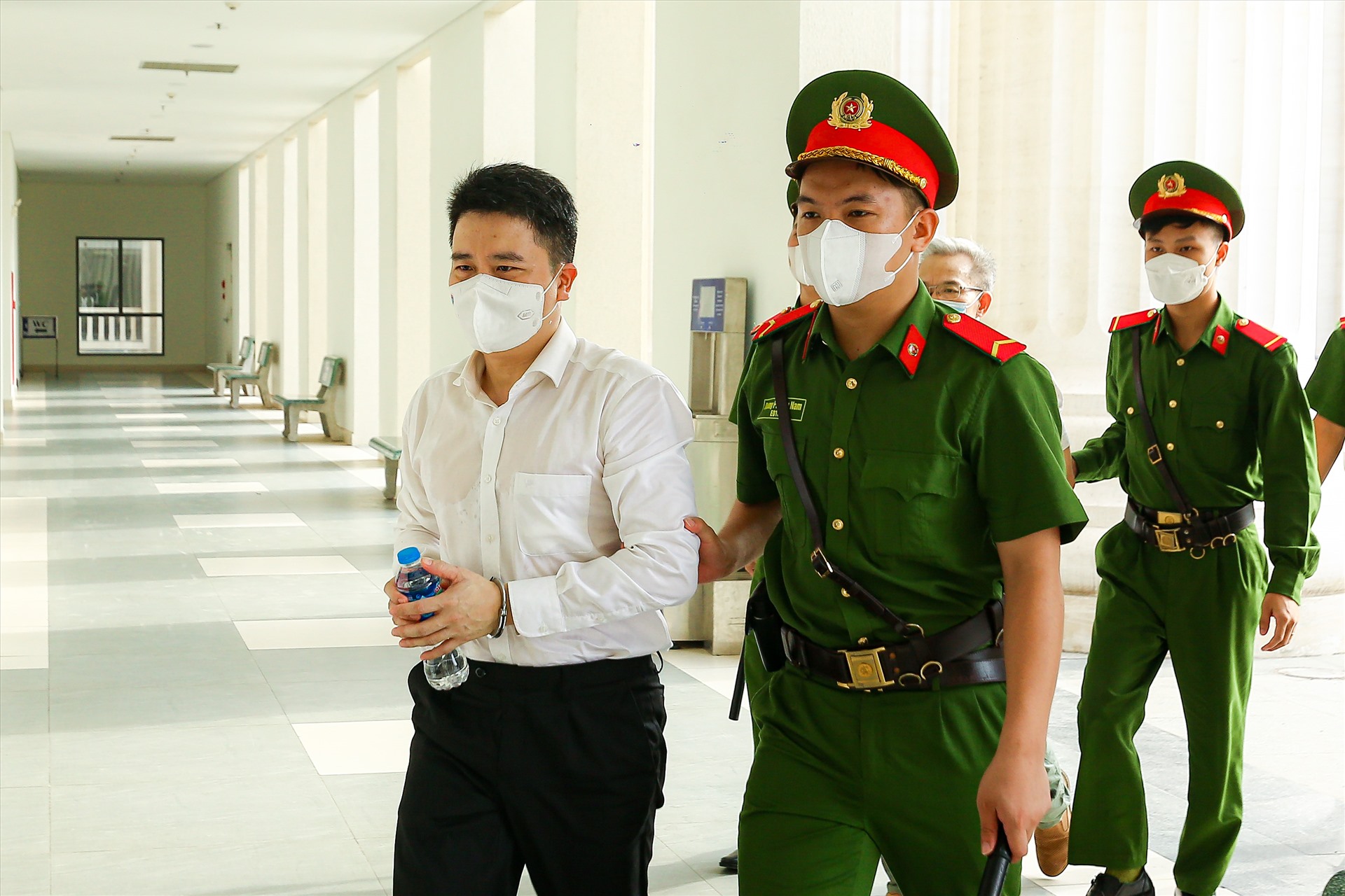 Bị cáo Trần Văn Tân bị đưa vào phòng xét xử sáng 17.7. Ảnh: Quang Việt