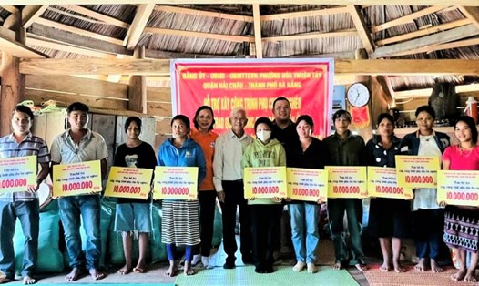 Đà Nẵng hỗ trợ xây dựng 10 công trình vệ sinh cho người dân gặp khó khăn tại xã miền núi Quảng Nam. Ảnh: Nguyễn Linh