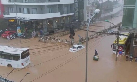 Sau mỗi trận mưa lớn, trung tâm TP Đà Lạt thường xảy ra ngập lụt cục bộ. Ảnh: Hữu Long
