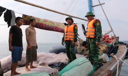 Lực lượng Biên Phòng giúp ngư dân đưa tàu thuyền về nơi tránh trú bão tại huyện Cô Tô. Ảnh: Thu Báu
