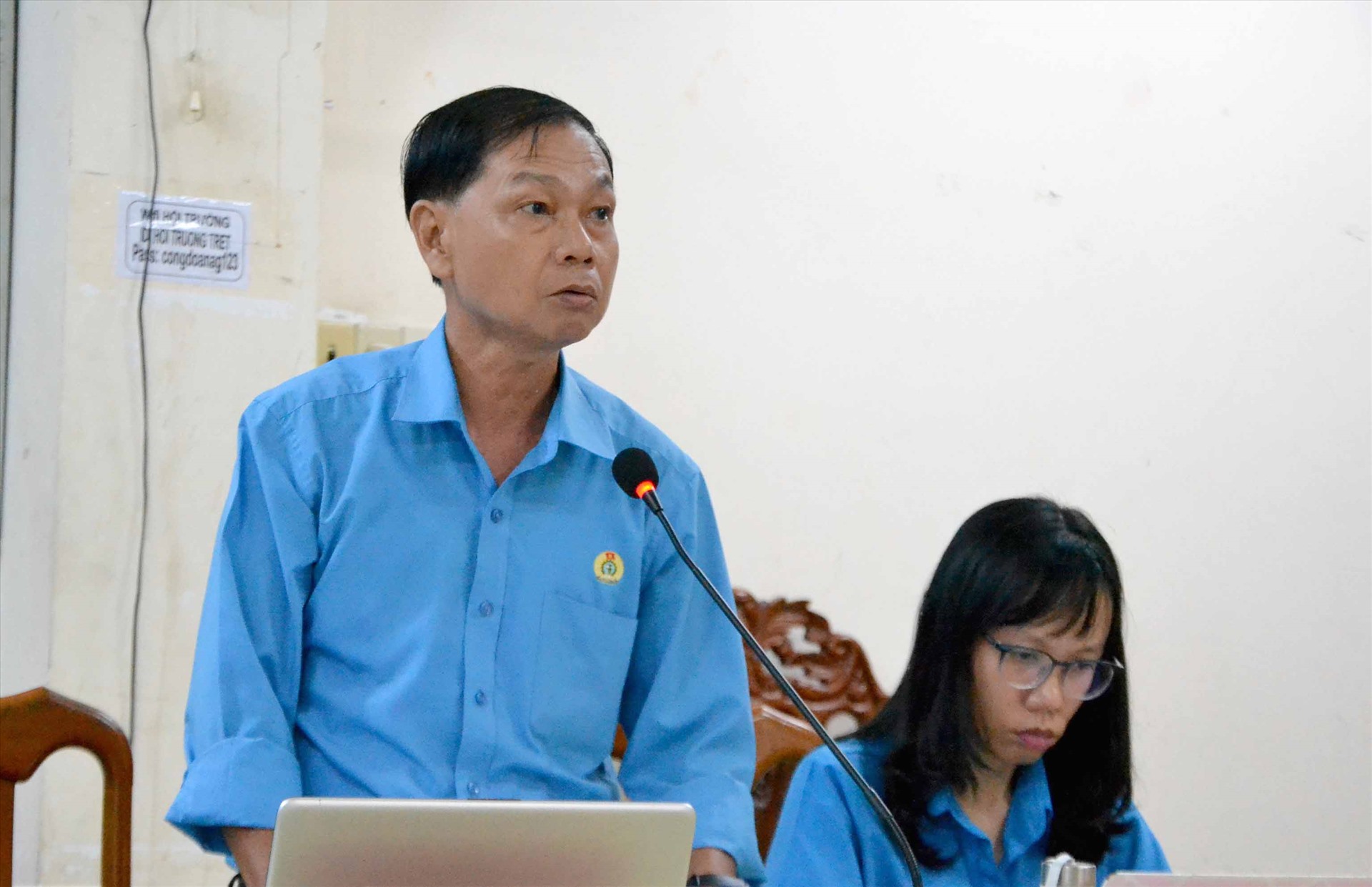 Ông Trần Lưu Phong, Chủ tịch Công đoàn các khu công nghiệp tỉnh An Giang phát biểu tại hội nghị. Ảnh: Lâm Điền