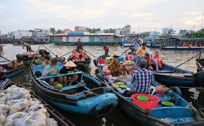 Du khách có ý tưởng mở rộng hoạt động Chợ nổi Cái Răng về đêm. Ảnh: Phong Linh