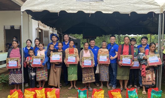 Thành Đoàn Đà Nẵng tặng quà cho những hoàn cảnh khó khăn tại Lào. Ảnh: Thành Đoàn Đà Nẵng
