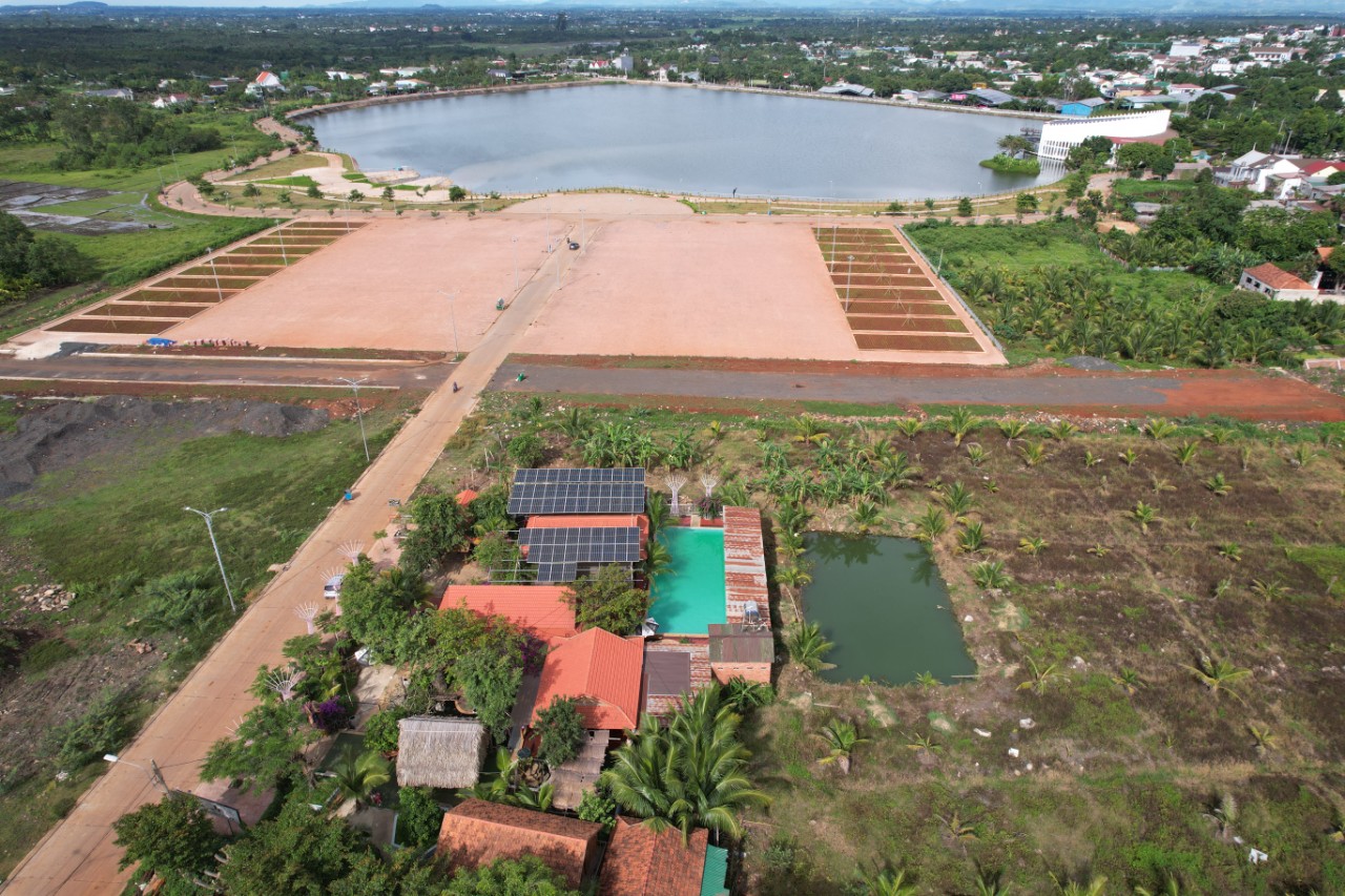 Khu vực đất ông gia đình ông Tân (nơi có hồ bơi) nhìn thẳng ra quảng trường mới được xây dựng của UBND huyện Krông Pắk. Ảnh: Bảo Trung