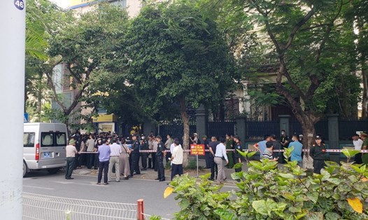 Lực lượng chức năng tổ chức kê biên căn biệt thự trên đường Lê Hồng Phong (Hải Phòng) ngày 17.7 để thi hành án dân sự. Ảnh: Mai Chi