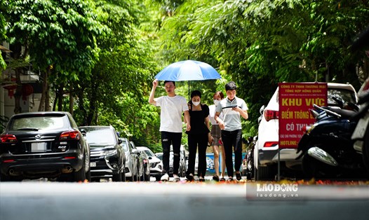 Ôtô để kín hai bên đường, người đi bộ phải đi dưới lòng đường ngõ 90 Nguyễn Tuân.