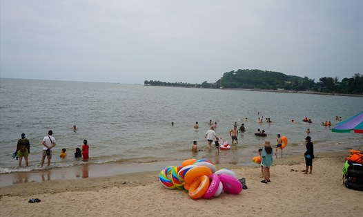 Du khách vẫn vô tư tắm biển Đồ Sơn trước bão số 1. Ảnh: Mai Dung