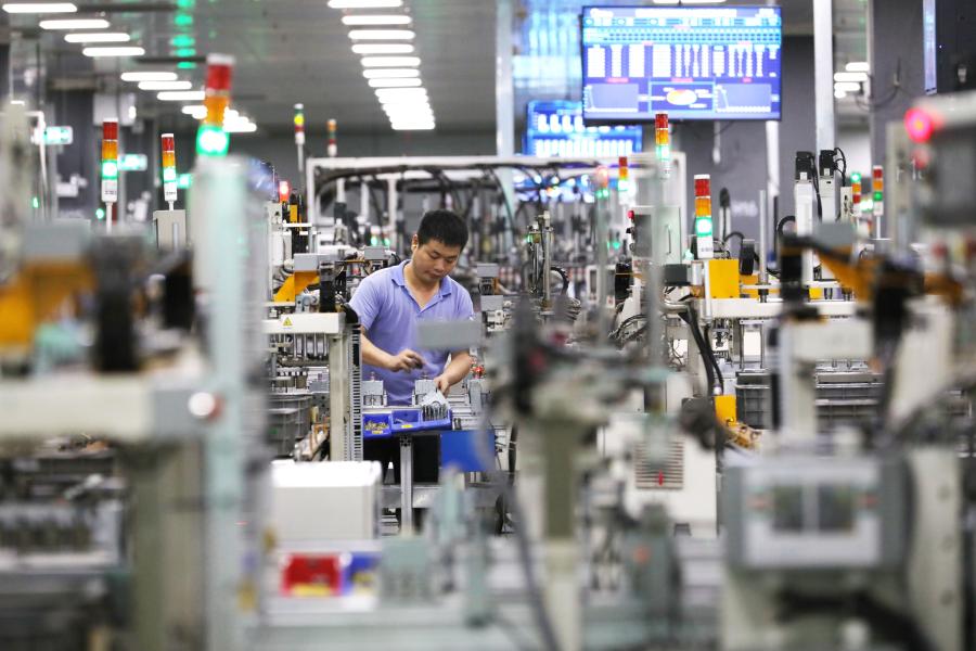 Một nhân viên làm việc tại xưởng sản xuất lò vi sóng của Tập đoàn Midea, gã khổng lồ thiết bị gia dụng Trung Quốc, ở thành phố Phật Sơn, tỉnh Quảng Đông. Ảnh: Xinhua