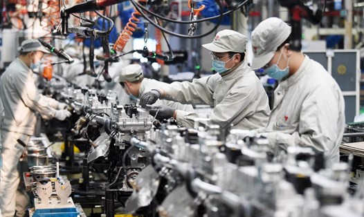 Công nhân làm việc tại xưởng của Công ty sản xuất động cơ ôtô Cáp Nhĩ Tân Đông An, tỉnh Hắc Long Giang, Trung Quốc. Ảnh: Xinhua