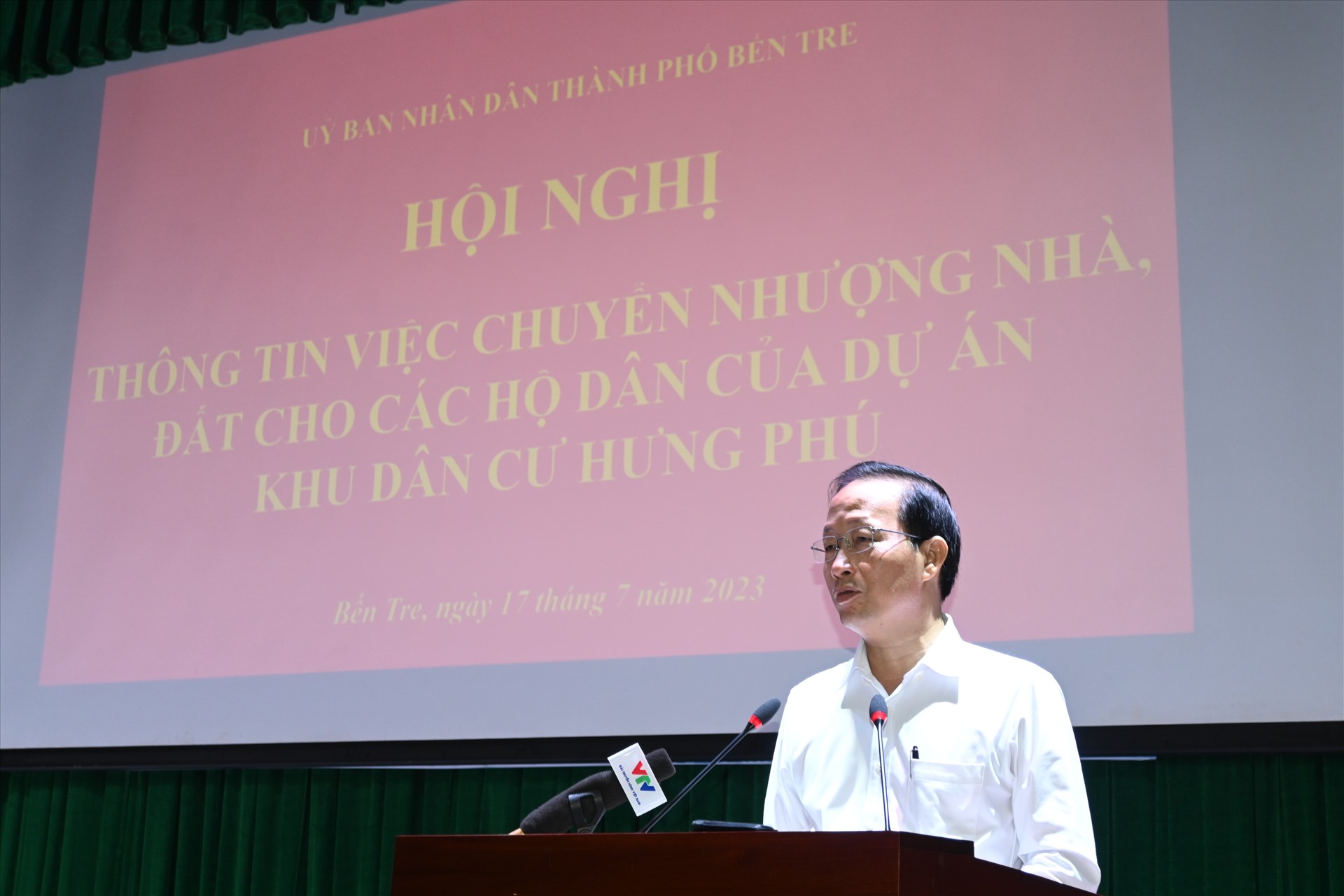 Ông Nguyễn Trúc Sơn - Phó Chủ tịch UBND tỉnh Bến Tre - phát biểu tại cuộc họp thông tin với người dân. Ảnh: Thành Nhân