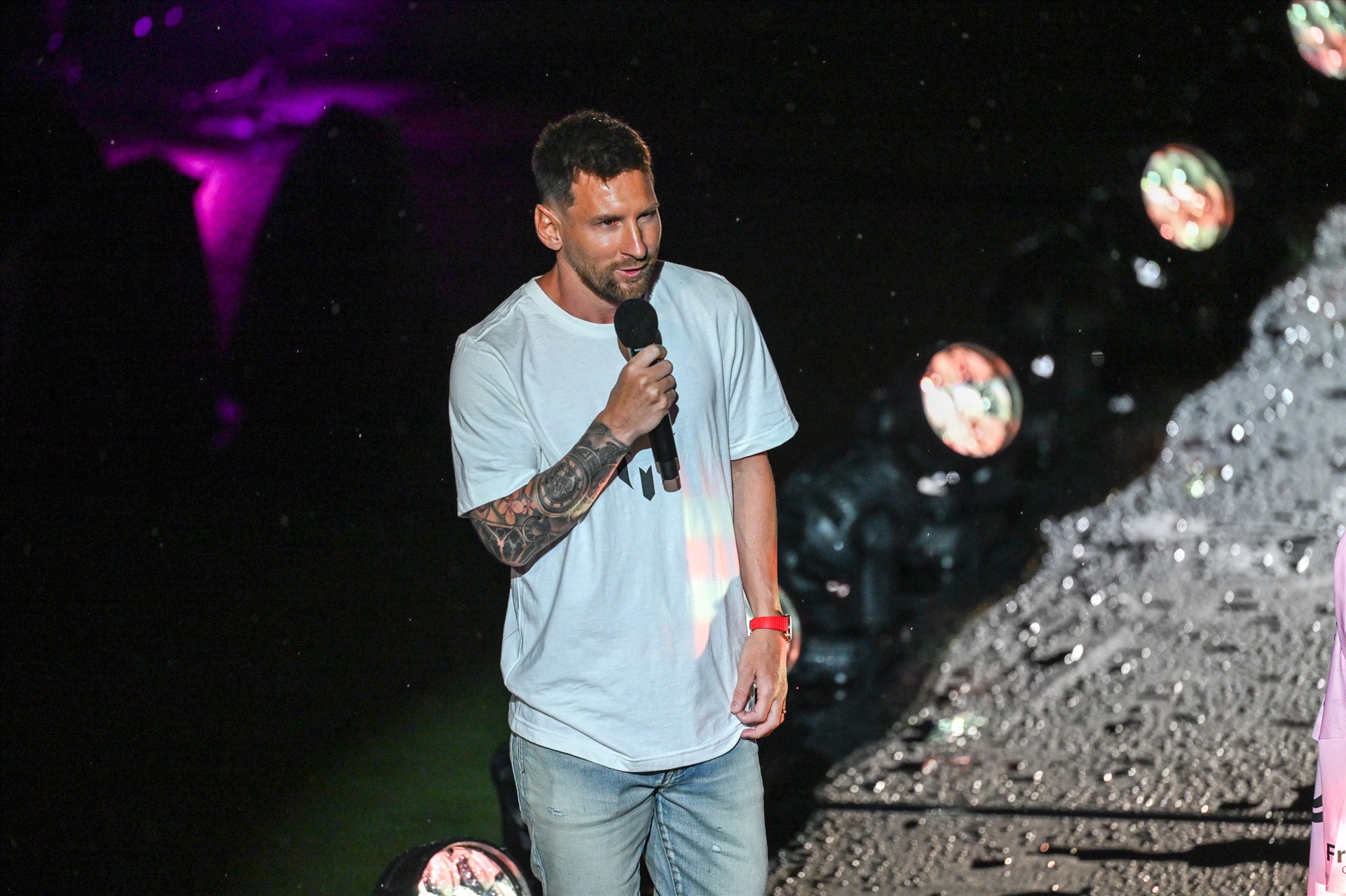 Messi phát biểu trong buổi lễ ra mắt.  Ảnh: Inter Miami