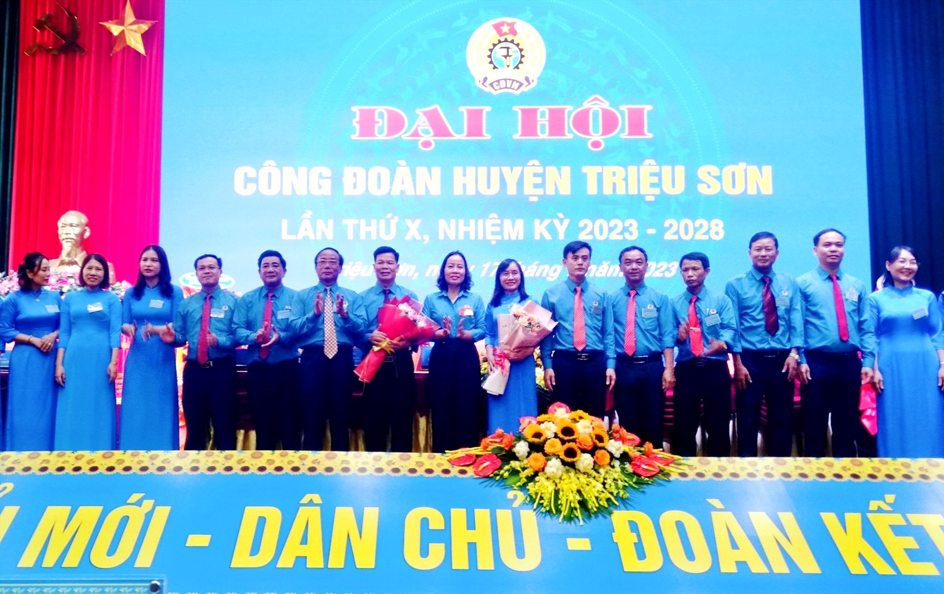 Chúc mừng và ra mắt Ban Chấp hành Công đoàn huyện Triệu Sơn khoá X (nhiệm kỳ 2023-2028). Ảnh: Minh Hoàng