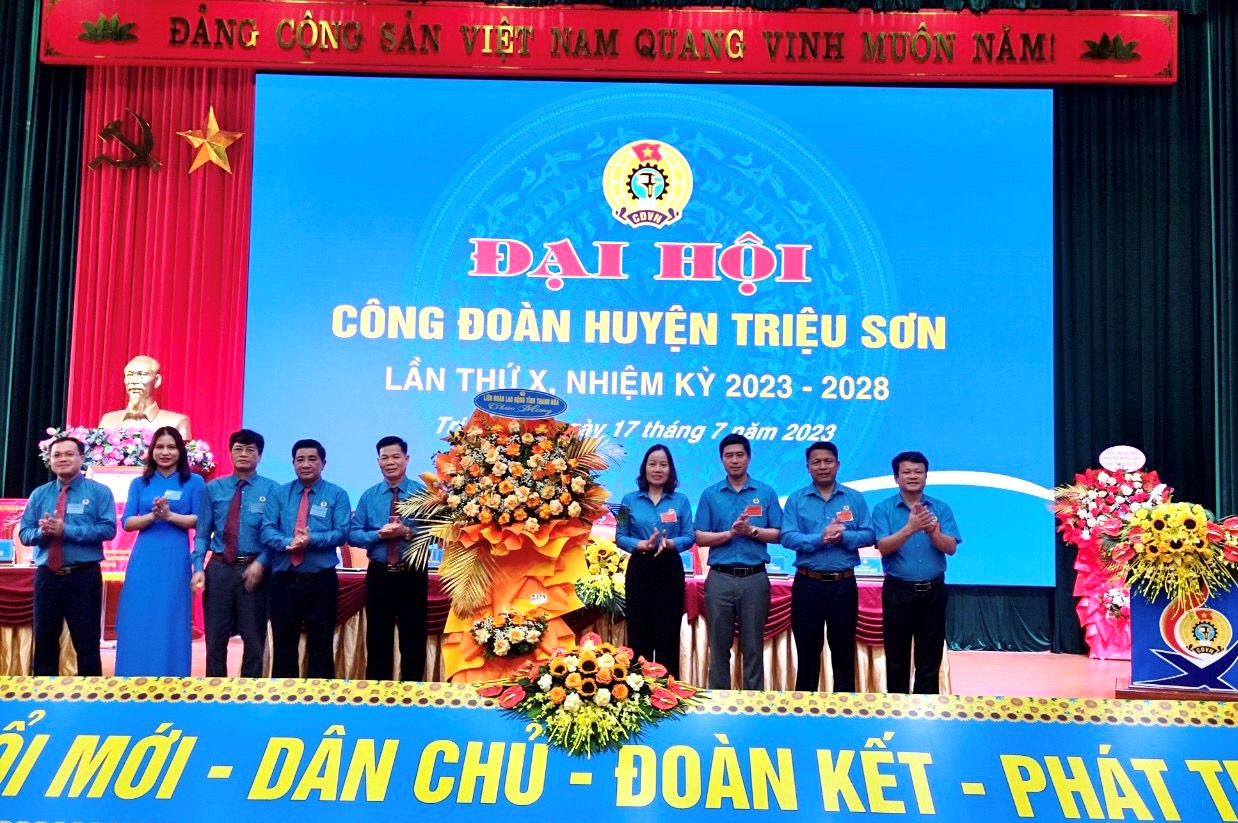 Đại diện lãnh đạo LĐLĐ tỉnh Thanh Hóa tặng hoa chúc mừng Đại hội Công đoàn huyện Triệu Sơn. Ảnh: Minh Hoàng