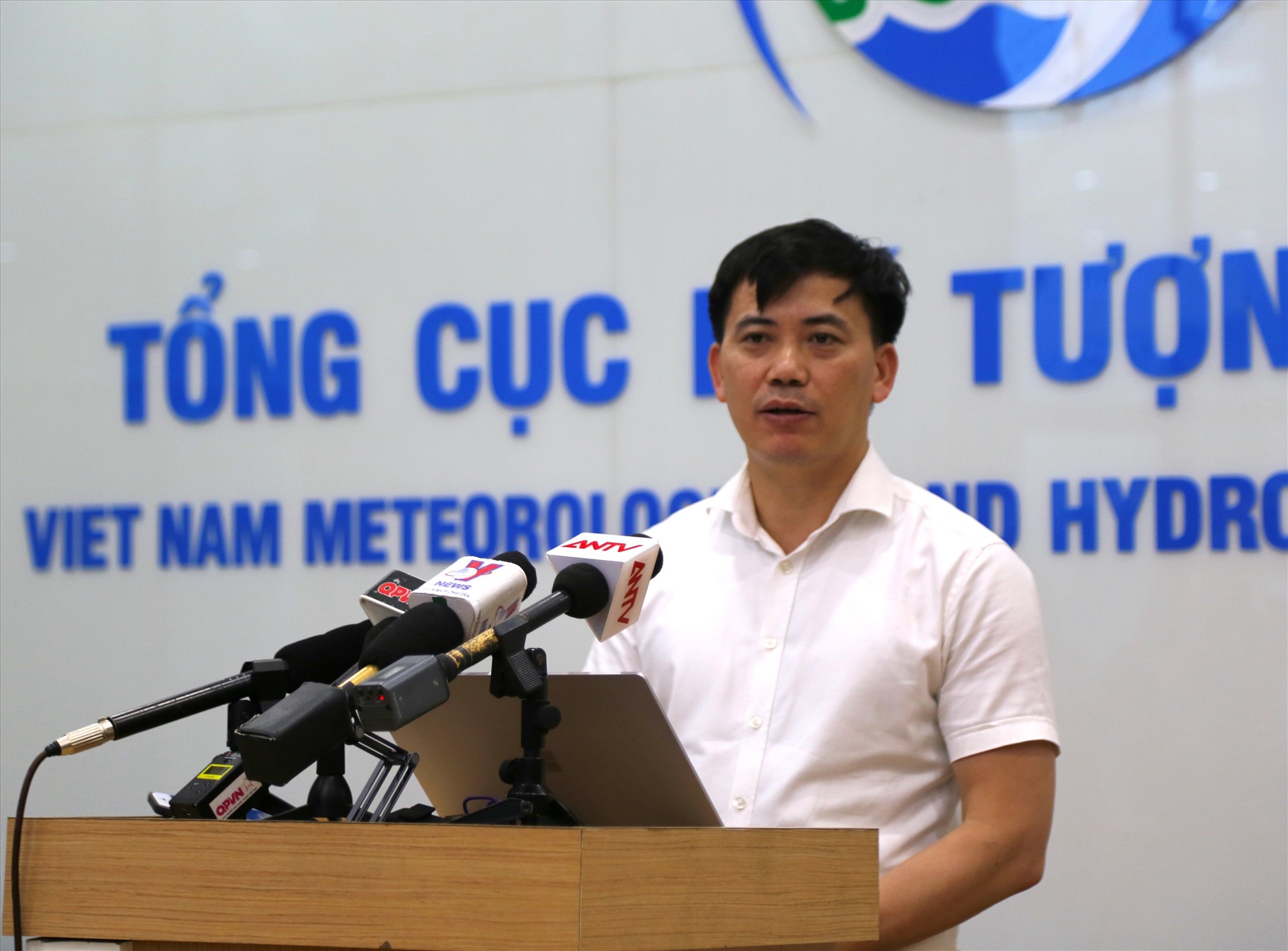 Ông Nguyễn Văn Hưởng, Trưởng phòng Dự báo thời tiết, Trung tâm dự báo KTTV Quốc gia thông tin với báo chí về bão số 1. Ảnh: Minh Hà.
