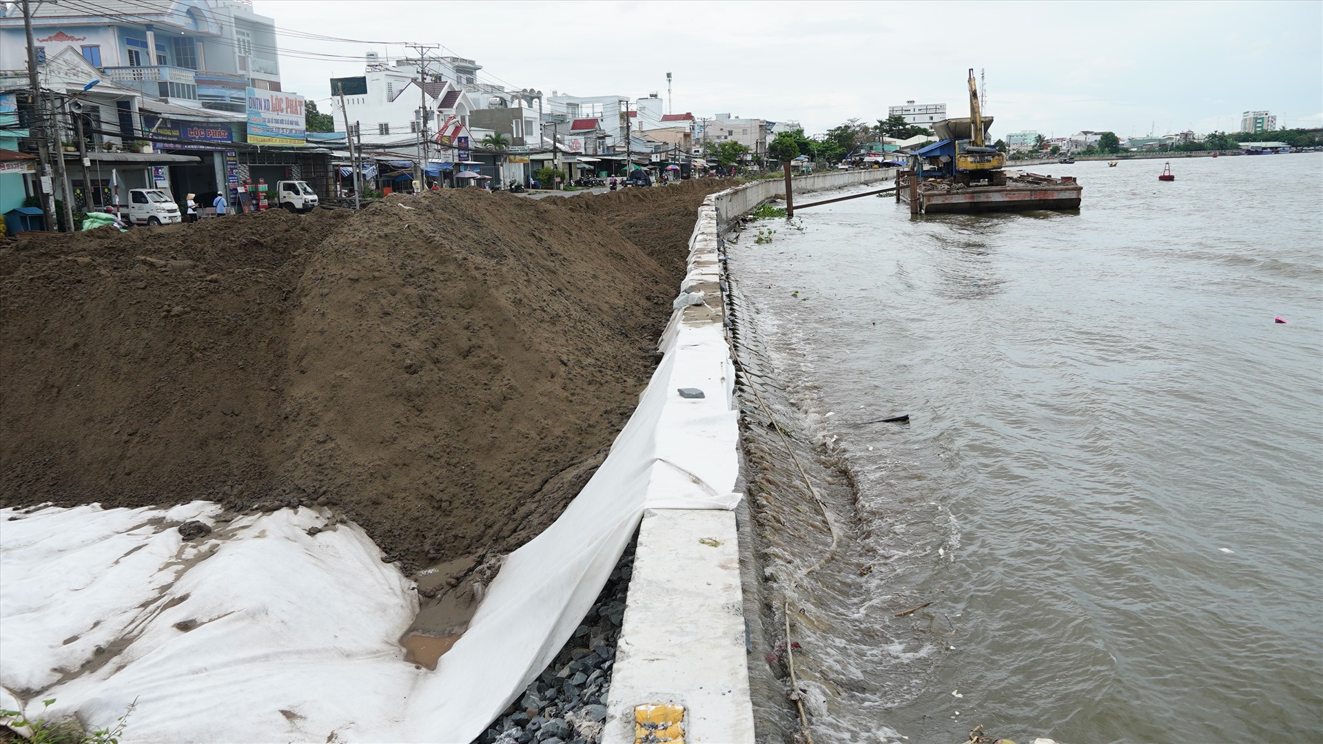 Dự án kè sông Cần Thơ. Ảnh: Tạ Quang