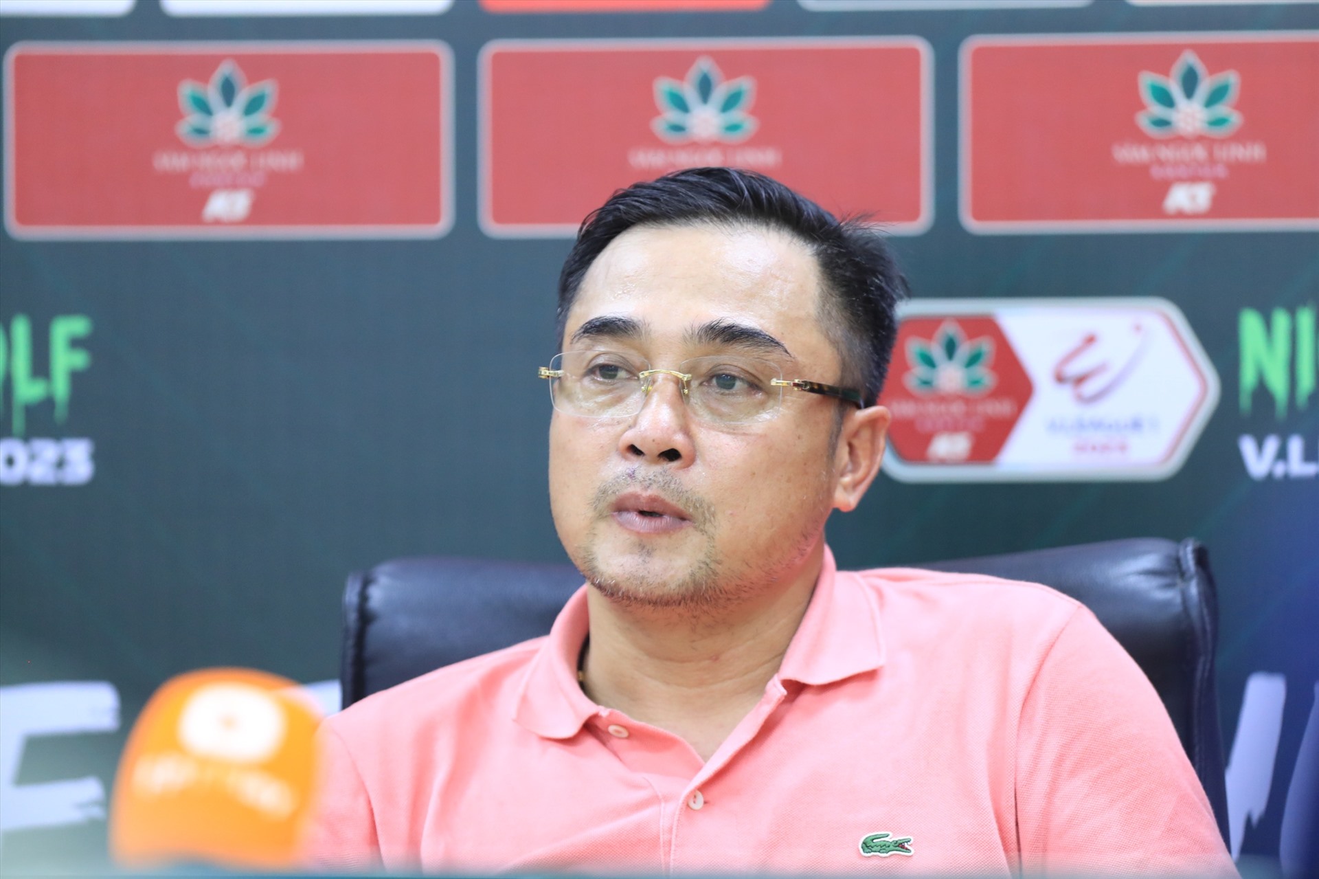 Huấn luyện viên Đức Thắng không hài lòng về quyết định của trọng tài chính trận Hà Nội - Bình Định. Ảnh: Minh Dân
