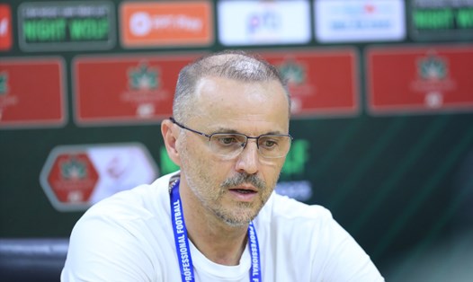 Huấn luyện viên Bandovic phát biểu sau trận đấu giữa Hà Nội FC và Bình Định. Ảnh: Minh Dân
