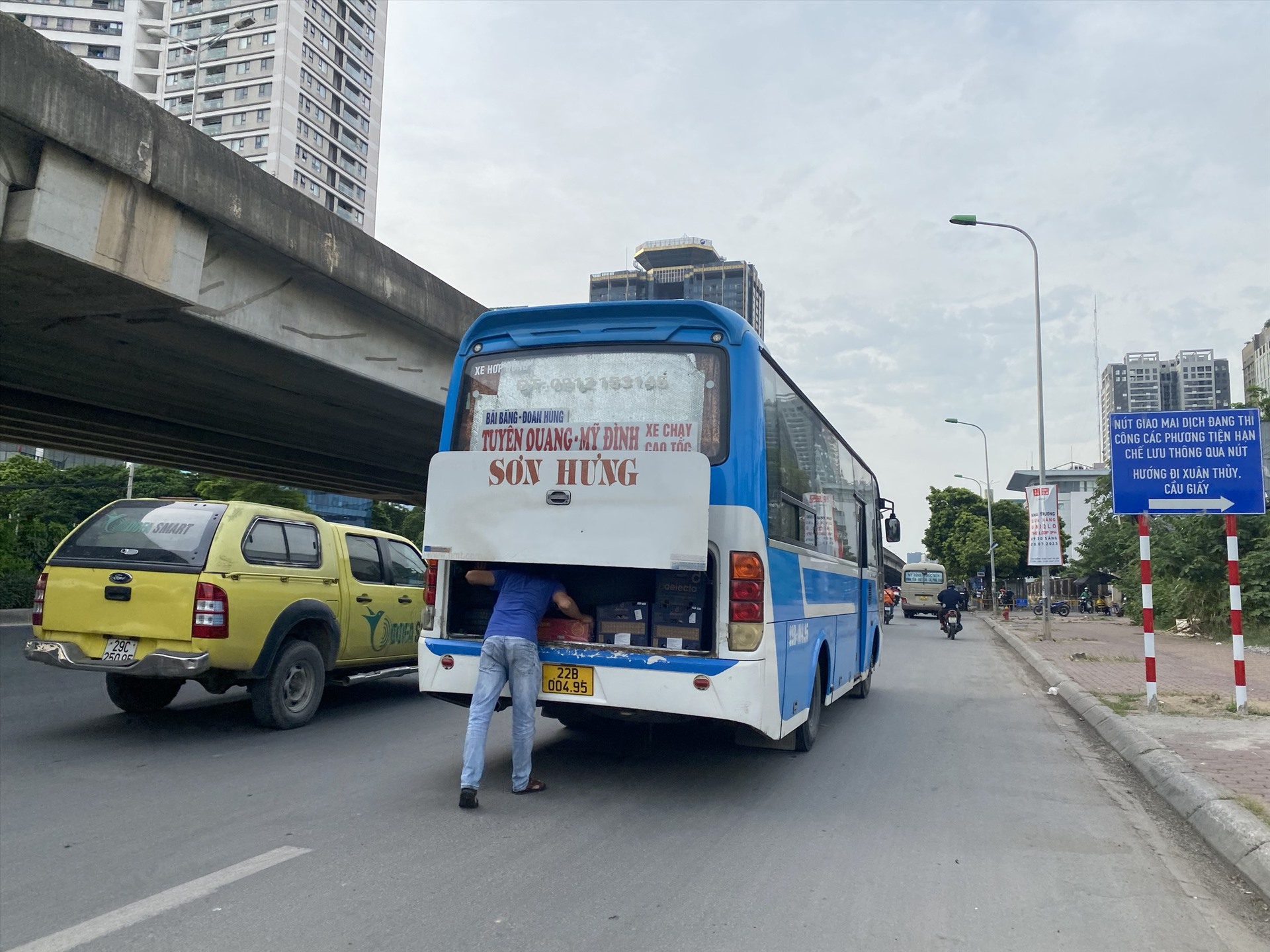 Việc giao - nhận hành lý, hàng hóa ngang nhiên được diễn ra ngay giữa lòng đường. Ảnh: Vĩnh Hoàng