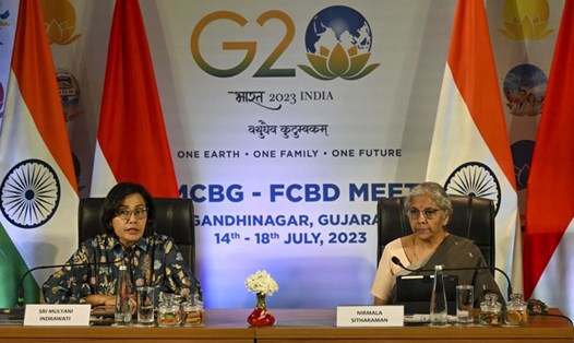 Bộ trưởng Tài chính Indonesia Sri Mulyani Indrawati (trái) và người đồng cấp Ấn Độ Nirmala Sitharaman dự họp G20 ở Gandhinagar, ngày 16.7.2023. Ảnh: AFP