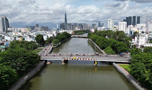 Kênh Nhiêu Lộc - Thị Nghè đoạn chảy qua trung tâm TP Hồ Chí Minh. Ảnh: Hữu Chánh
