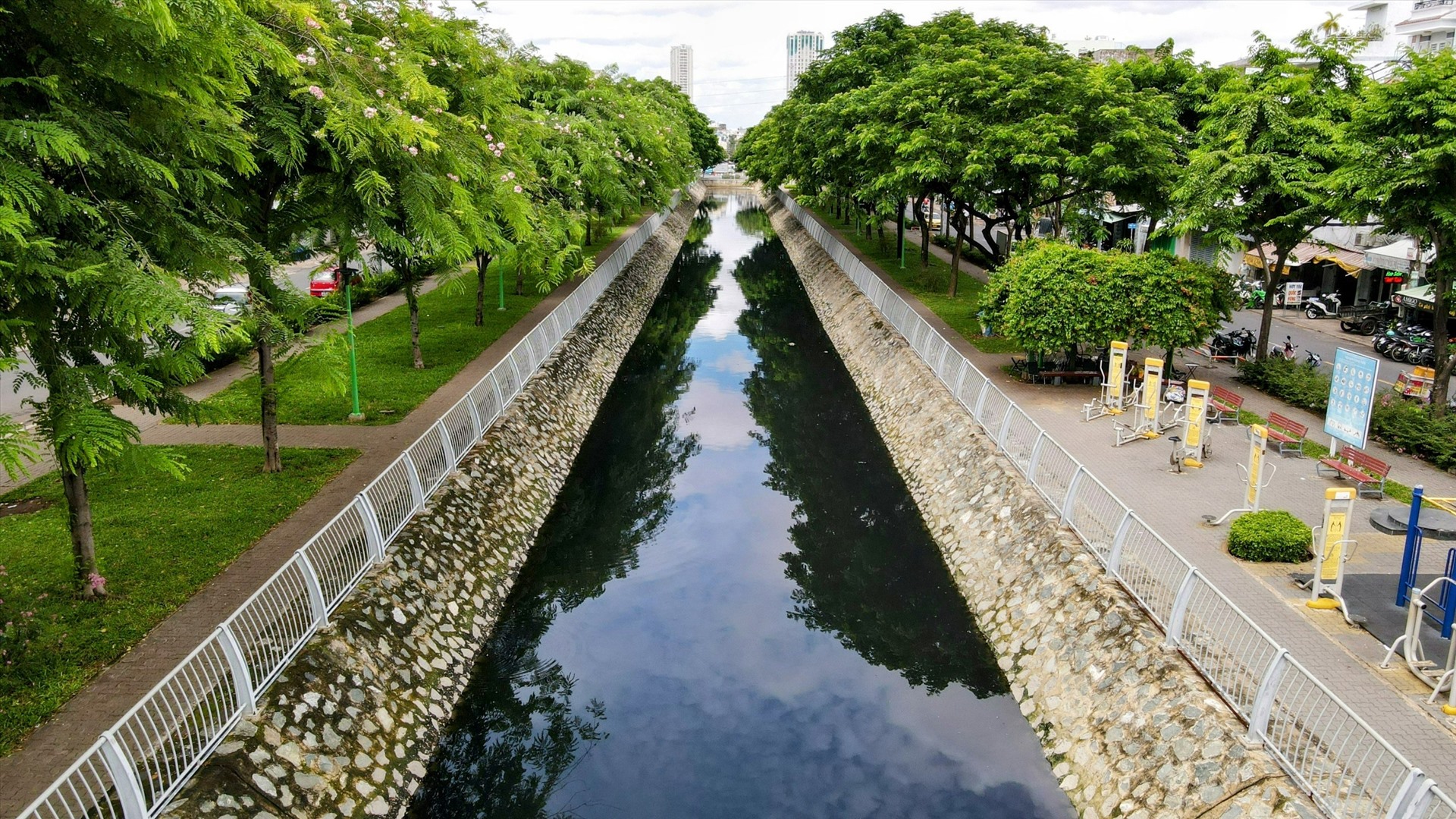 Năm 2015, TP Hồ Chí Minh khôi phục kênh Hàng Bàng với ba giai đoạn, kinh phí khoảng 2.000 tỉ đồng. Trong ảnh là đoạn đầu kênh từ đường Lò Gốm tới đường Bình Tiên dài 200 m đã có mảng xanh tươi mát, hai bên bờ thành công viên cho người dân trong vùng.