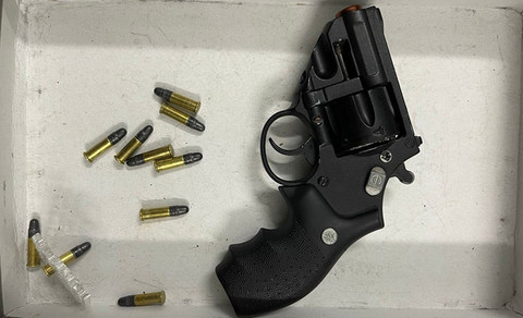 Khẩu súng kèm đạn được an ninh hàng không Sân bay Đà Nẵng phát hiện tối 14.4. Ảnh: ANHK cung cấp