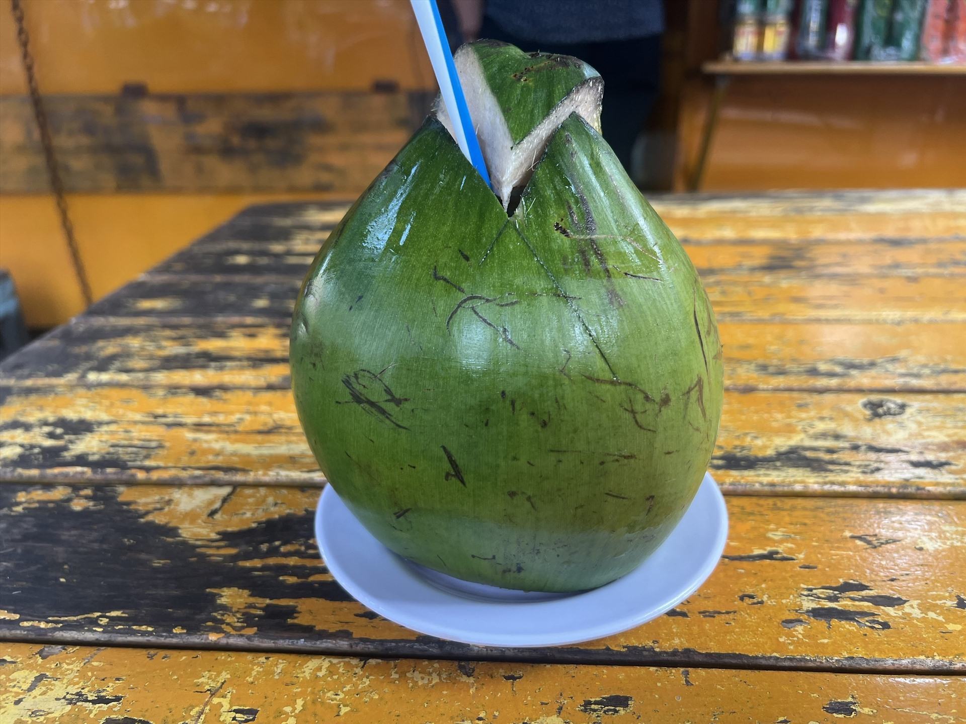 Nước dừa tốt cho xương khớp. Ảnh: HƯƠNG SƠN 