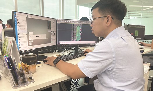 Anh Hoàng Ngọc Tiến đang làm việc với máy tính. Ảnh: Nhân vật cung cấp