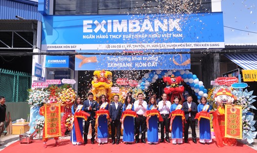 Đại diện cơ quan ban ngành tại địa phương cùng ban lãnh đạo Eximbank cắt băng khánh thành trụ sở mới. Ảnh: Eximbank