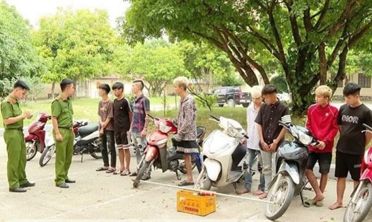 Các đối tượng bị Cơ quang Cảnh sát điều tra Công an thành phố Ninh Bình tạm giữ. Ảnh: Diệu Anh