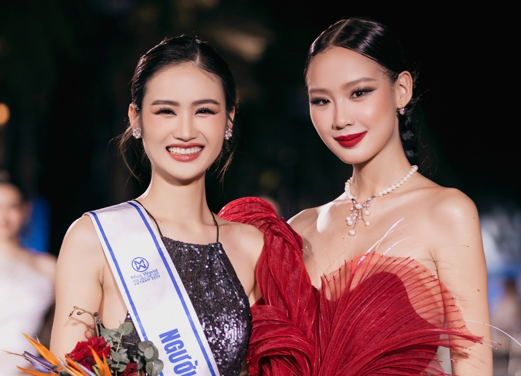 Ý Nhi (bên trái) thắng giải Người đẹp thời trang của Miss World Vietnam 2023. Ảnh: SV