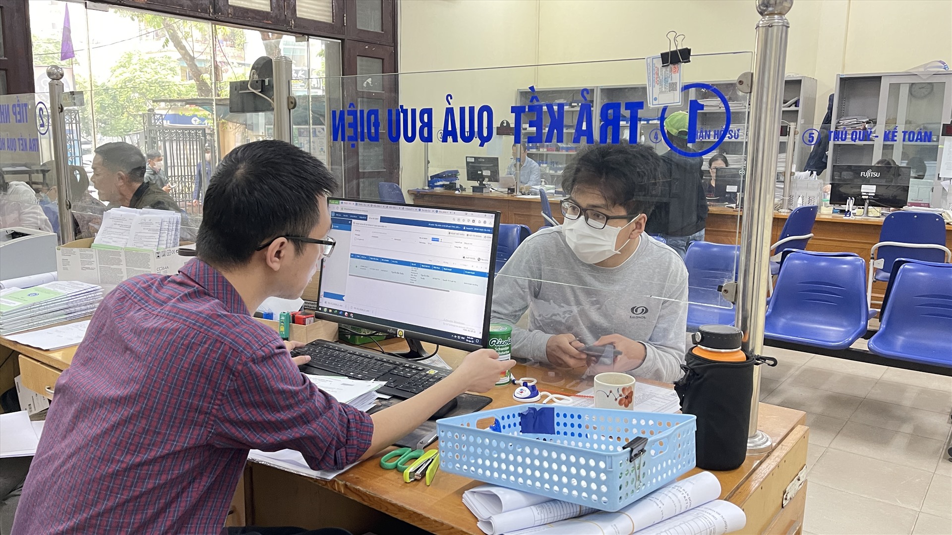 Cán bộ BHXH TP.Hà Nội tư vấn cho người lao động về chế độ BHXH. Ảnh: Hà Anh