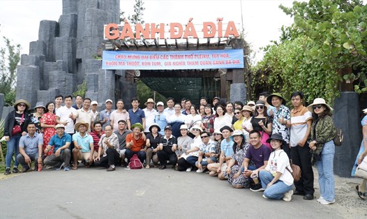 Đoàn khảo sát tại điểm du lịch Gành Đá Đĩa. Ảnh: Thanh Tuấn
