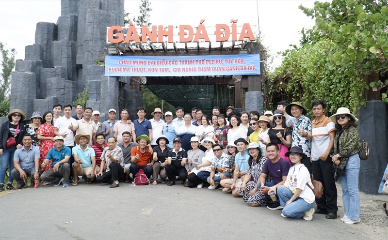 Đoàn khảo sát tại điểm du lịch Gành Đá Đĩa. Ảnh: Thanh Tuấn