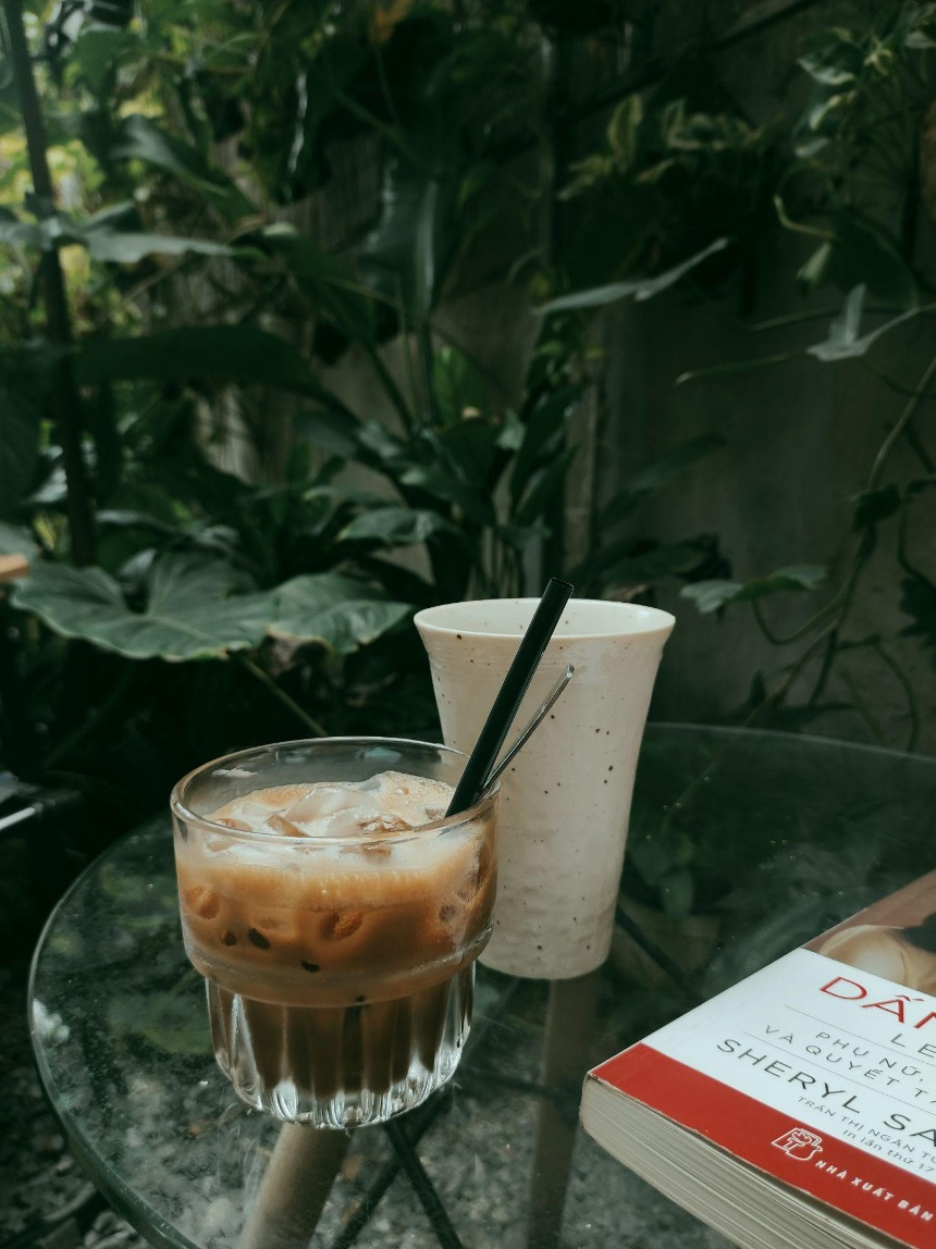 Menu nước của quán chủ yếu có các món cà phê và trà, mức giá từ 35.000 đồng. Tiếng lá cây xào xạc đung đưa nhẹ, làn gió man mát tạo nên một khung cảnh thi vị và sảng khoái như được uống cà phê trong rừng. Ảnh: Nhi Vũ