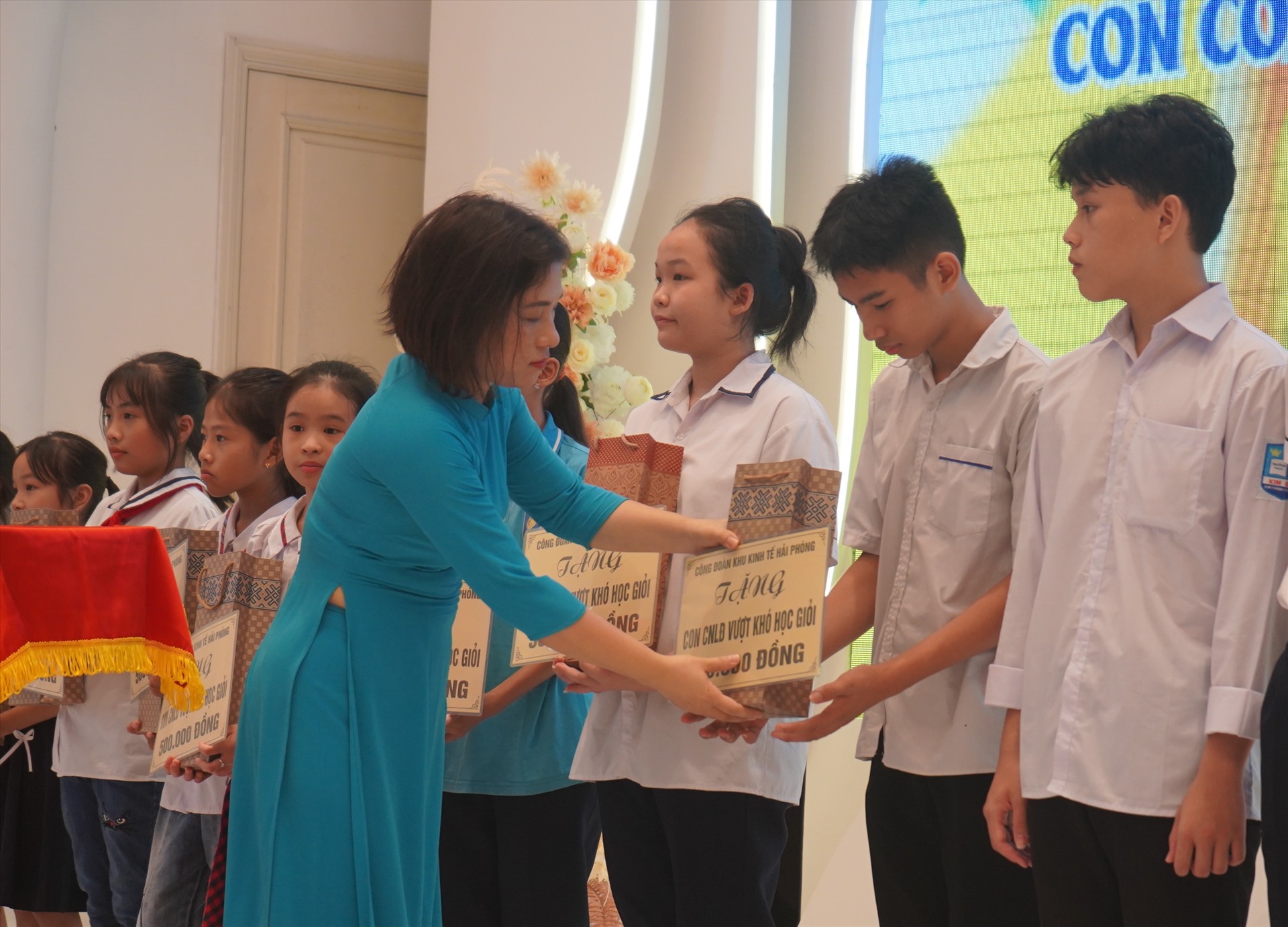 Công đoàn Khu kinh tế Hải Phòng biểu dương con công nhân vượt khó học giỏi. Ảnh: Mai Dung
