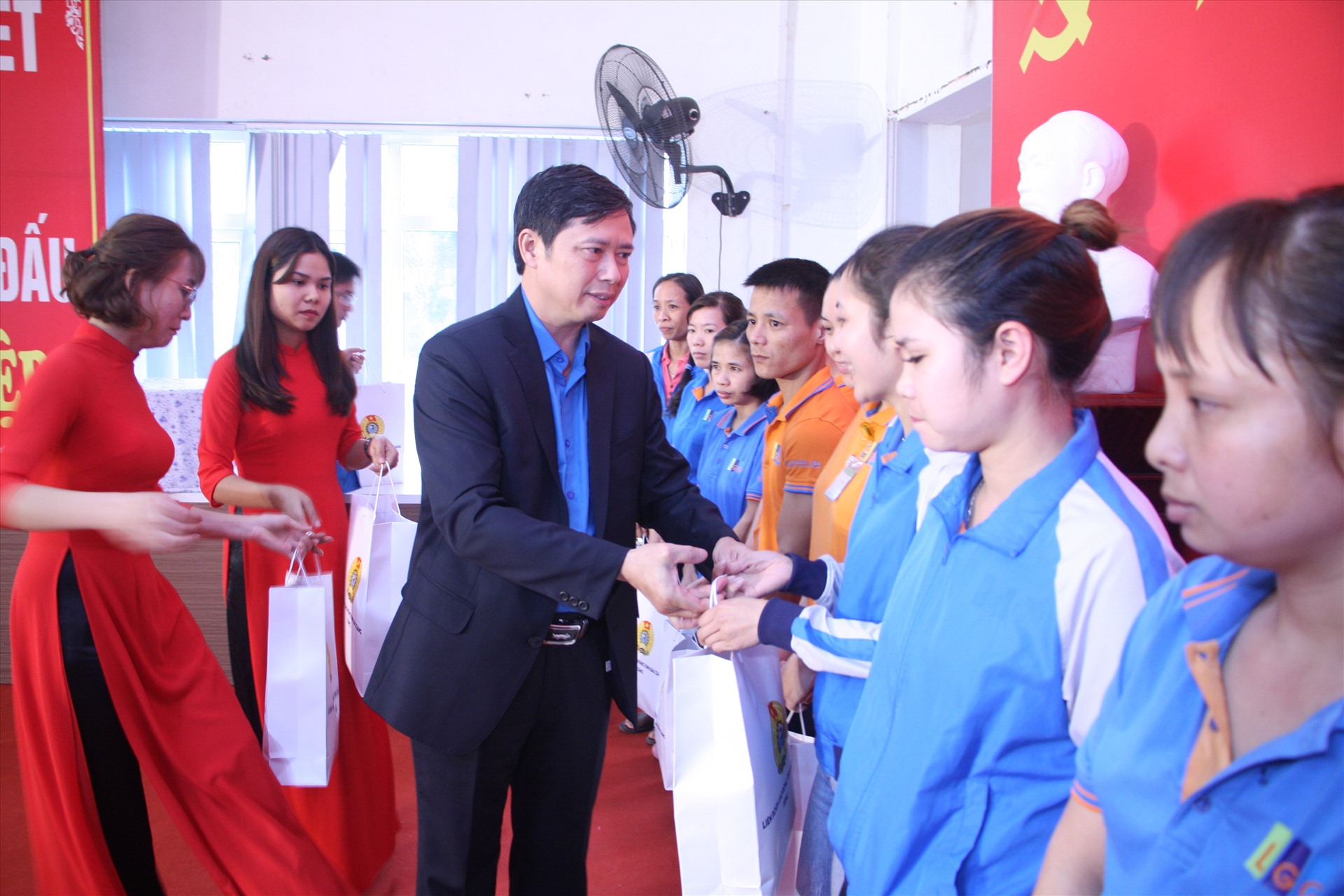 Ông Nguyễn Văn Cảnh - Chủ tịch LĐLĐ tỉnh Bắc Giang - tặng quà cho công nhân lao động có hoàn cảnh khó khăn tại Tổng Công ty may Bắc Giang LGG nhân dịp Tết Nguyên đán năm 2021. Ảnh: Nguyễn Huyền
