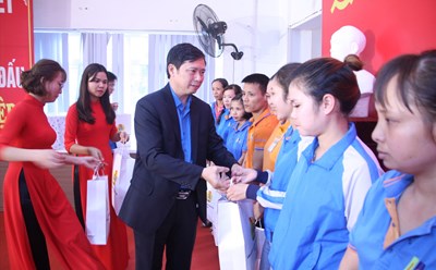 Ông Nguyễn Văn Cảnh - Chủ tịch LĐLĐ tỉnh Bắc Giang - tặng quà cho công nhân lao động có hoàn cảnh khó khăn tại Tổng Công ty may Bắc Giang LGG nhân dịp Tết Nguyên đán năm 2021. Ảnh: Nguyễn Huyền