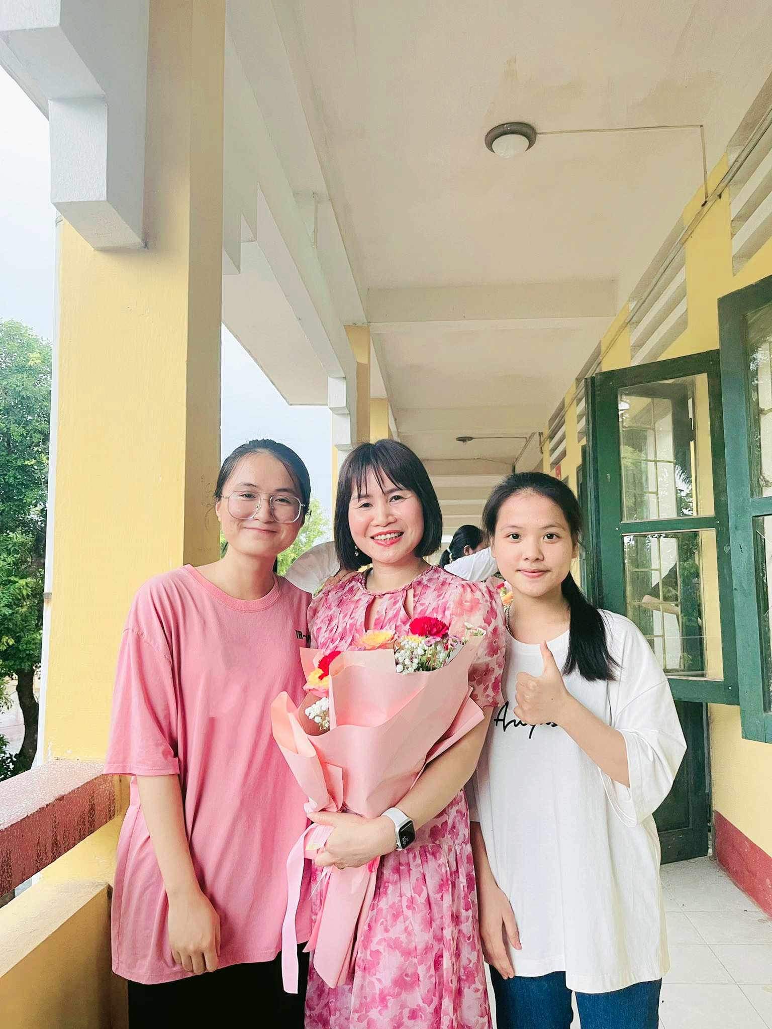 Mai Anh (ngoài cùng bên trái) là nữ thủ khoa khối D tỉnh Thanh Hoá đồng thời đạt điểm cao thứ 4 cả nước. 
