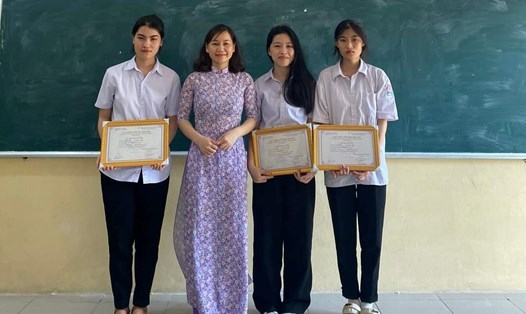 Đan Thanh (thứ 2 từ phải sang) là thí sinh duy nhất đạt điểm 10 môn Ngữ văn trong kỳ thi tốt nghiệp THPT năm 2023. Ảnh: Hồng Phú