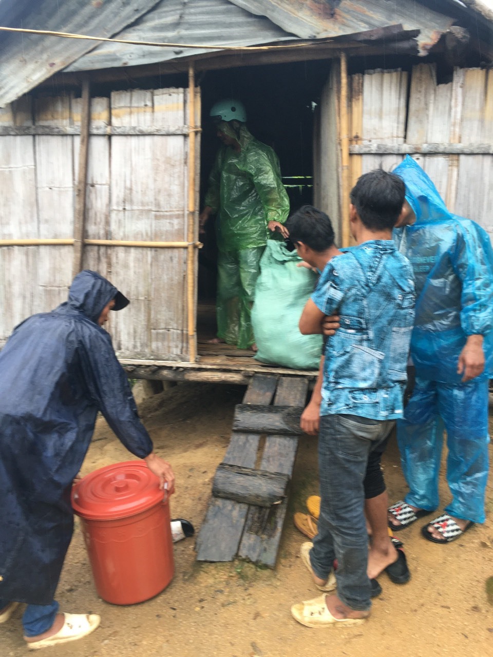 Người dân huyện Kon Rẫy đưa gạo vào kho cất giữ khi mưa lũ đến. Ảnh Thanh Tuấn 
