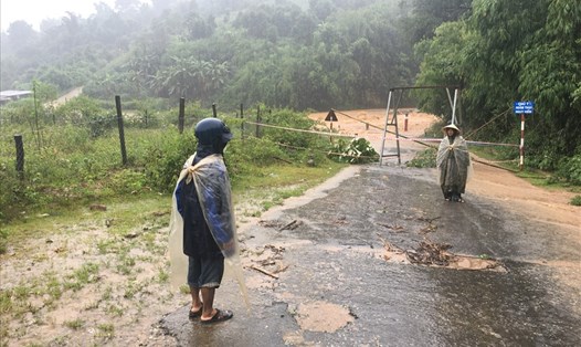 Mùa mưa lũ năm ngoái gây chia cắt nhiều tuyến đường, cô lập hàng nghìn hộ dân ở huyện Tu Mơ Rông. Ảnh Thanh Tuấn  