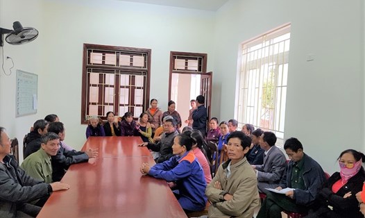 Năm 2018, nhiều người dân đến Công an huyện Yên Thành (Nghệ An) chất vấn lý do từ chối khởi tố vụ án chủ tiệm vàng vay hàng chục tỉ đồng rồi tuyên bố vỡ nợ. Ảnh: Hải Đăng